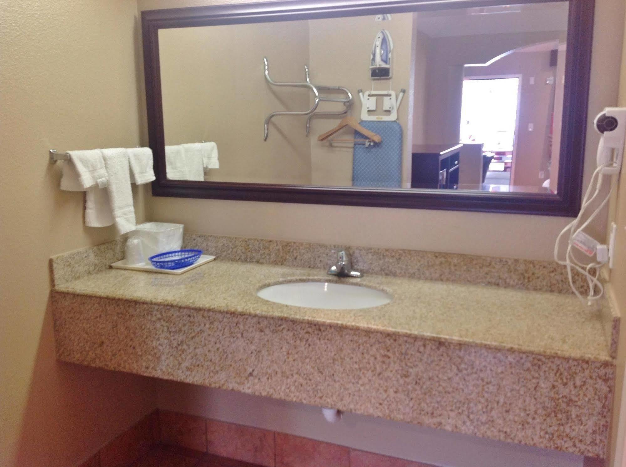 Americas Best Value Inn And Suites Houston / Tomball Parkway Bagian luar foto